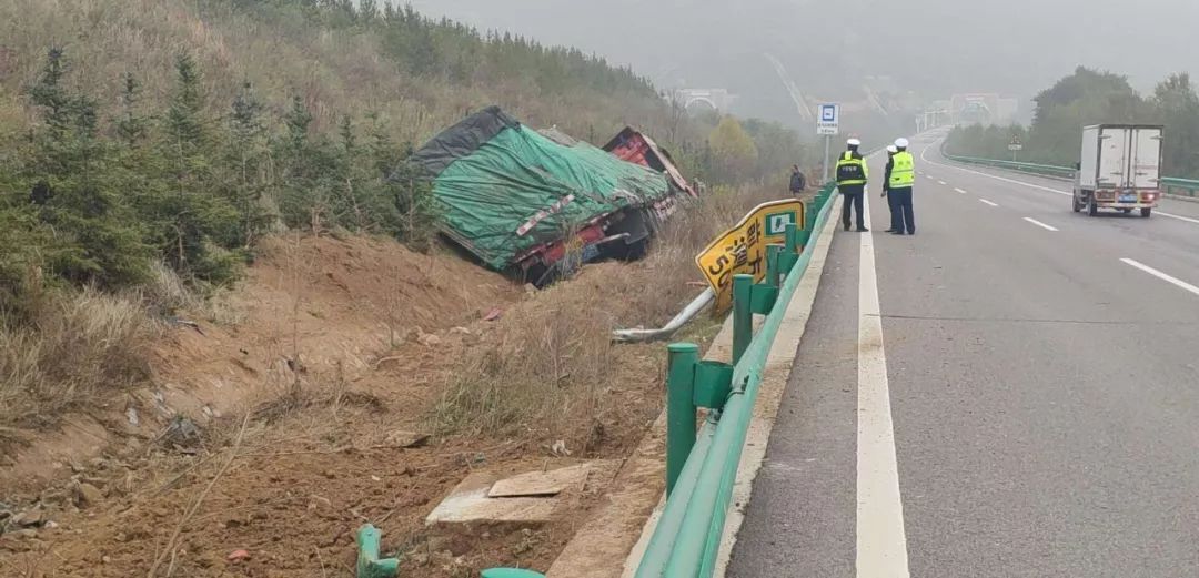 福银高速公路由南向北方向距三十里铺隧道500米处发生一起交通事故,无