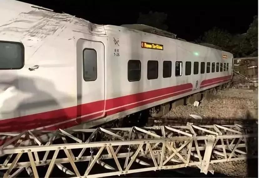 台湾火车出轨致18死百余人受伤!