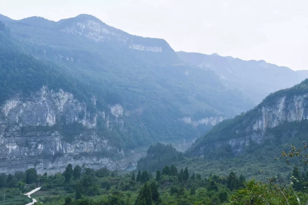 穿越人山人海走进山川河流来草香漩塘做一天渔夫在山回路转中漩塘愈加