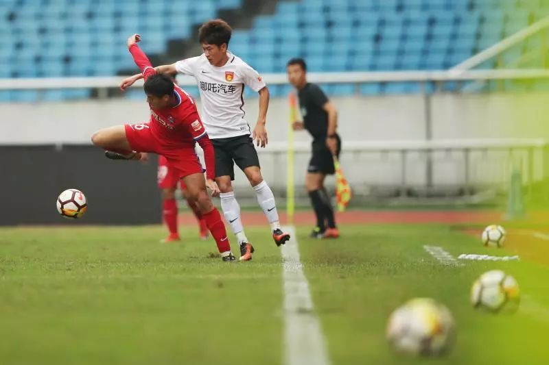 预备队 陈唐双响鲍亚雄扑点 河北华夏幸福3-1客胜重庆斯威