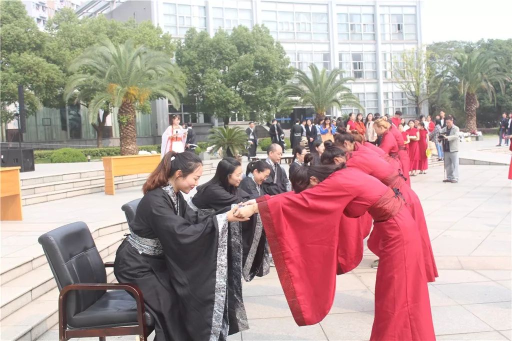 了对老师的感恩之情后,同学们又相继展示了揖礼,拱手礼,万福礼,叩首礼