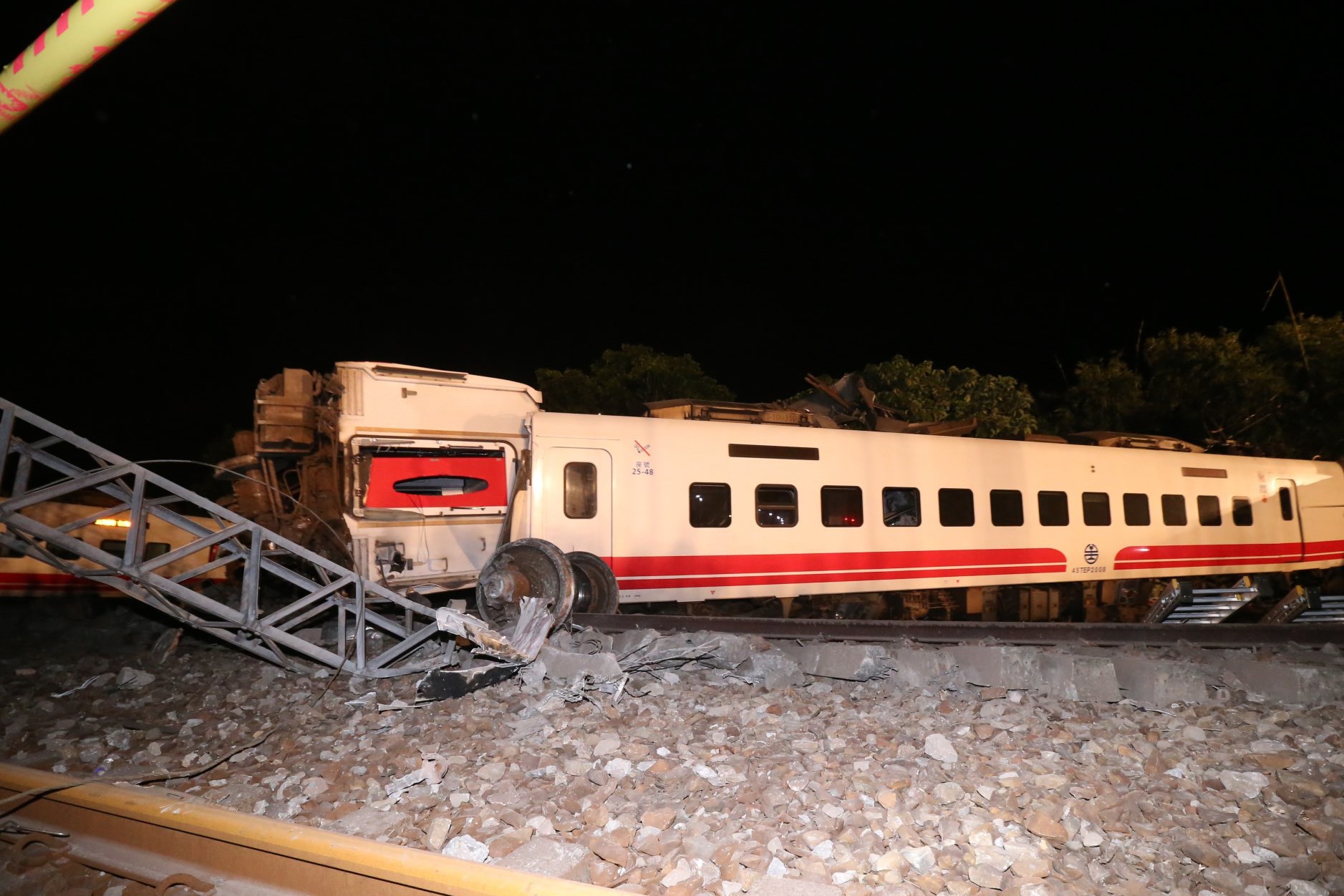 台湾发生火车脱轨事故 已恢复单线双向行车