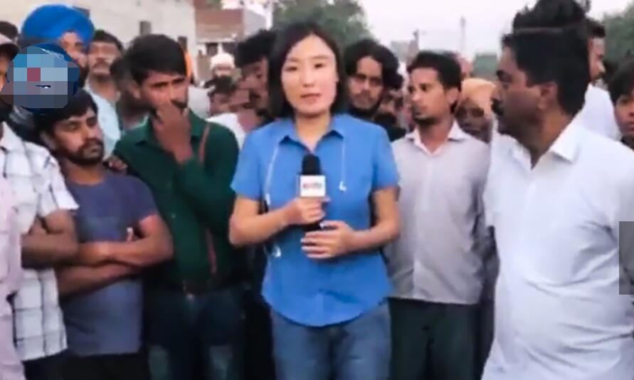 央视女记者报道印度火车撞人事件被印度男性集体尾随