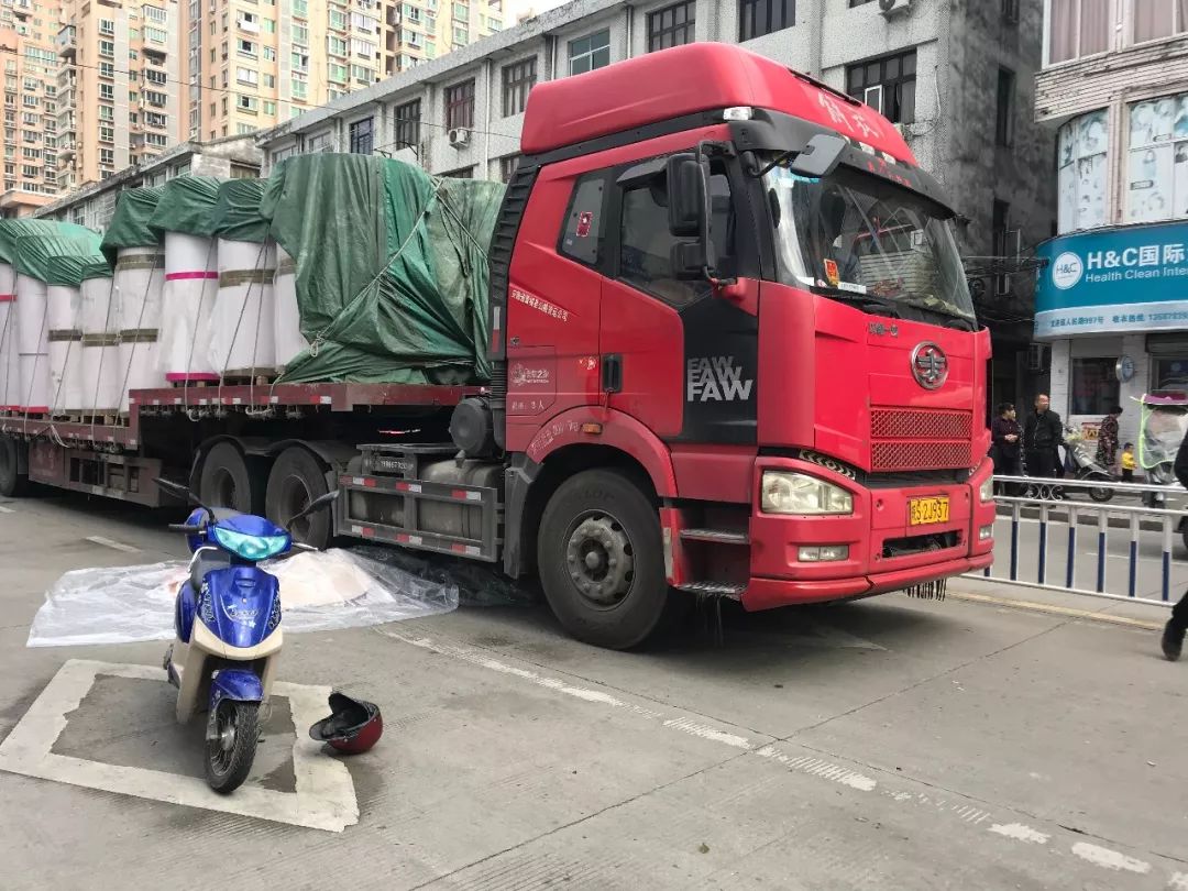 突发龙港人民路车祸又是电动车和半挂车