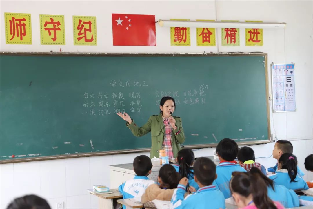 一位通过导管进食的老师,她站在讲台上!_羊寨中心小学