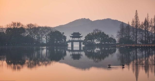 带上古诗词游杭州,景色立马显得更美_西湖