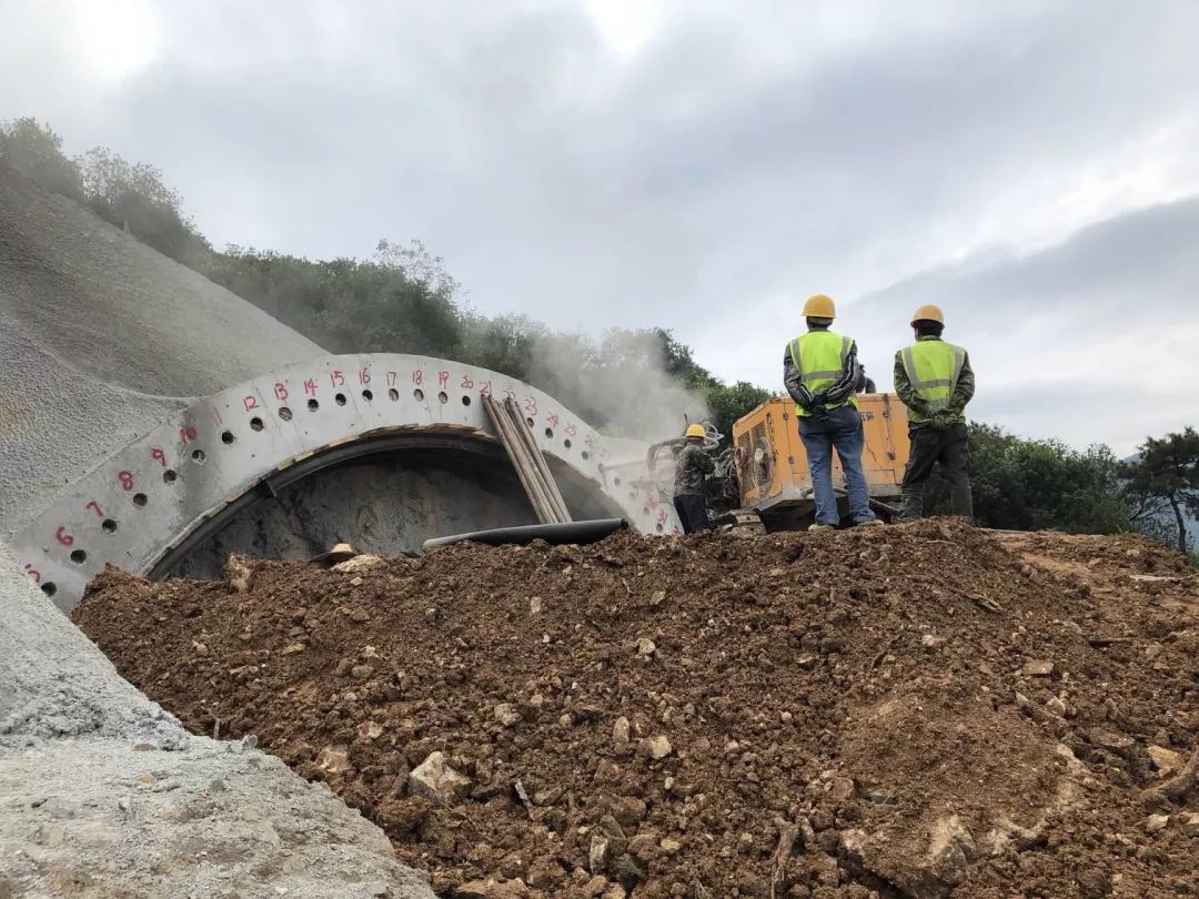 谷岙隧道導向牆打設進口管棚谷岙隧道邊仰坡基本完成,導向牆澆築完成