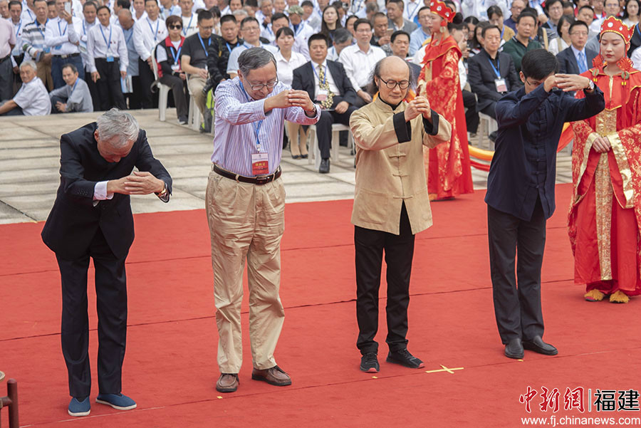 史学会会长洛秦,南溪书院山长朱杰人,朱子学会秘书长朱人求进行终献