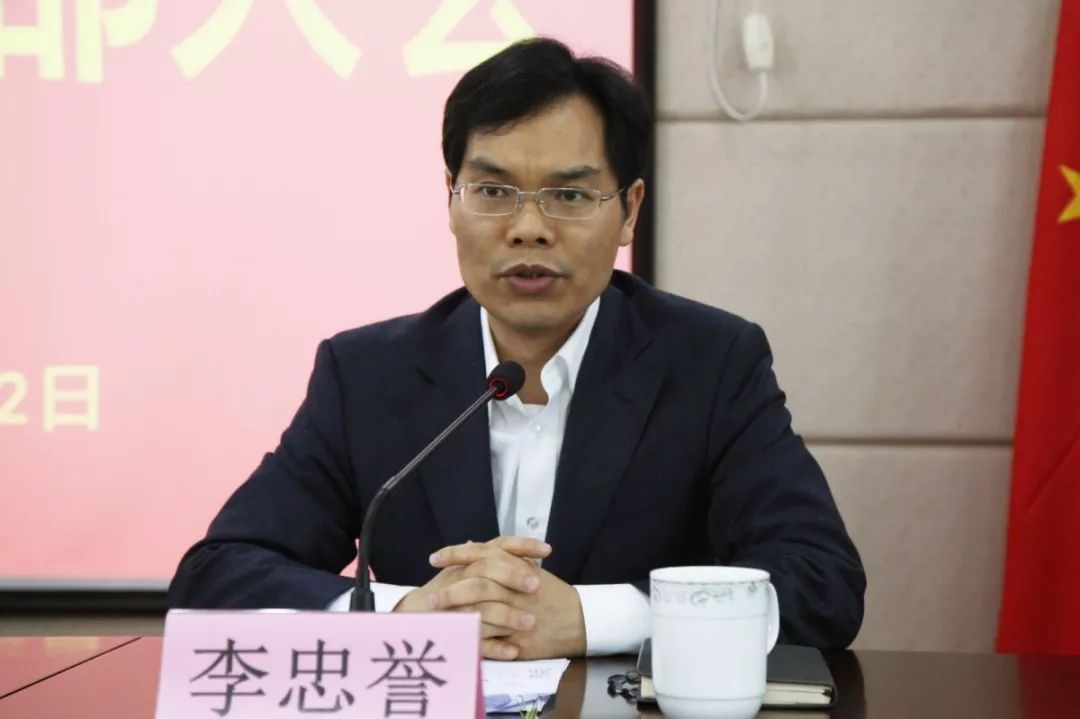 区委常委,组织部长李忠誉宣布干部调整决定镇党委书记王润东作表态