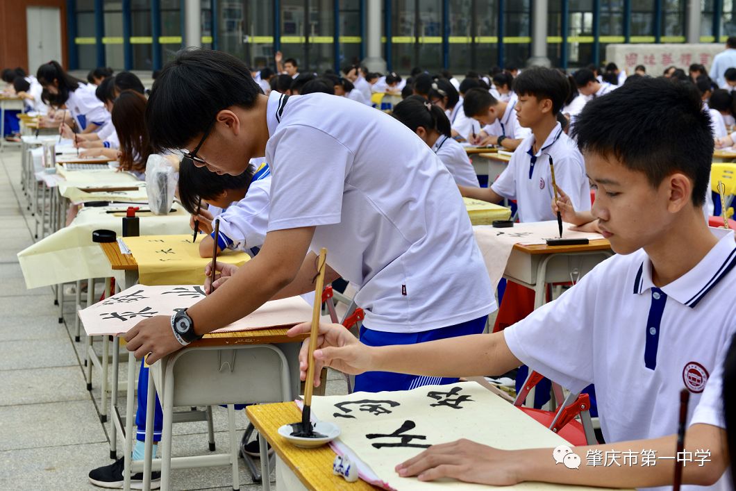 翰墨飘香这所学校用千人书法大赛迎校庆