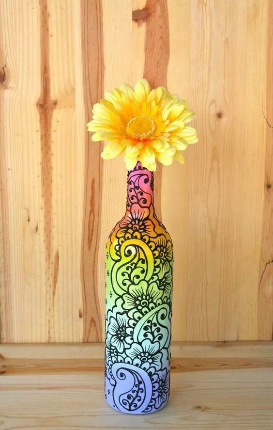 想用来做花瓶,但觉得瓶子外表太普通,一点图案都没有,利用丙烯颜料