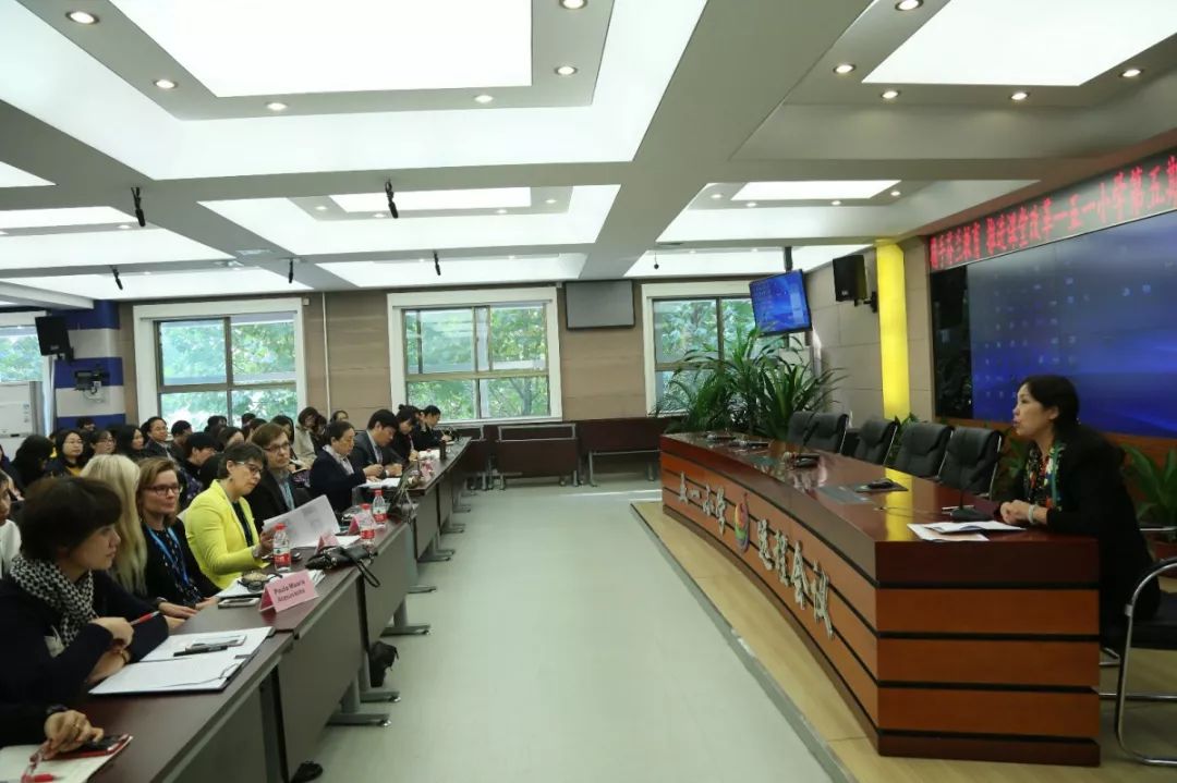 谭中玲副校长代表五一小学陈姗校长,赵立新书记以及全体学员欢迎芬兰