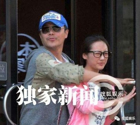 当时媒体报道称,陈思诚疑似出轨李纯,但是佟丽娅选择相信老公