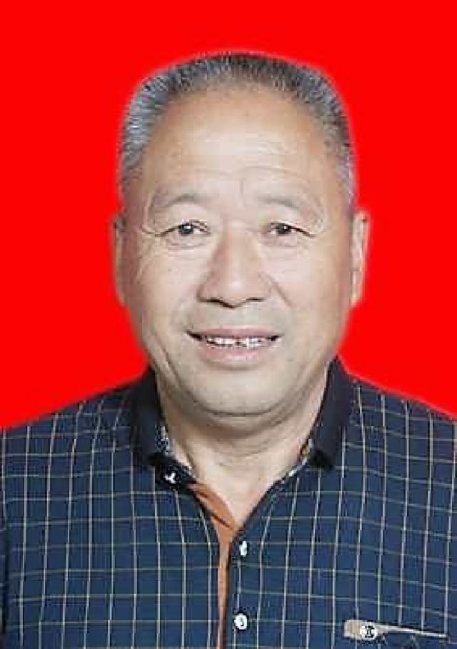 先后担任该县段村乡四龙庙村民兵连连长,村党支部副书记,村委会主任和