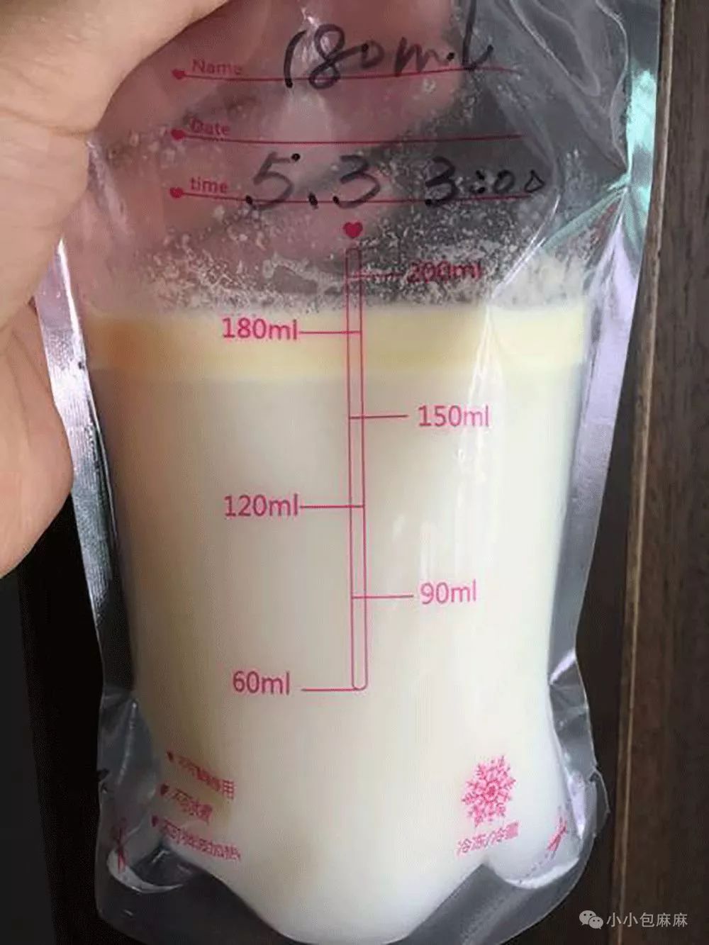 育儿专家解释:冷藏的母乳分层主要是由于脂肪密度小,漂浮到乳汁的表层