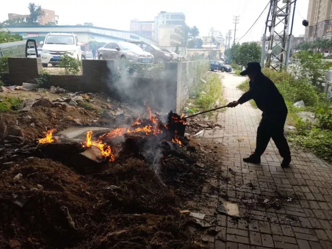 城管动态私自焚烧垃圾有危险城管及时灭火除险情