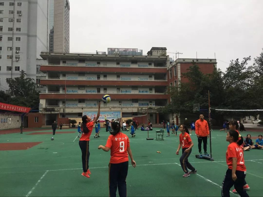 成都市金沙小学女子排球队夺冠啦