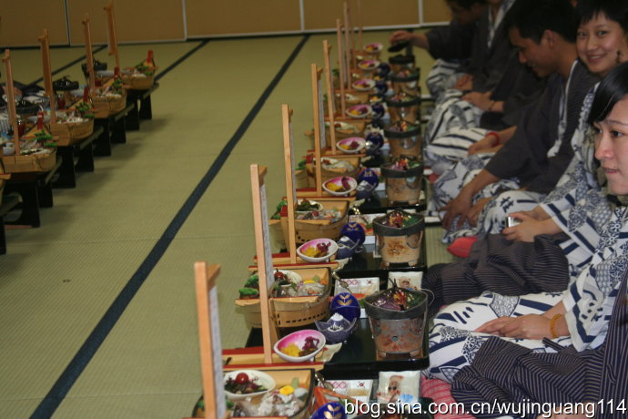 在日本相扑运动员餐厅吃饕餮大餐(组图)