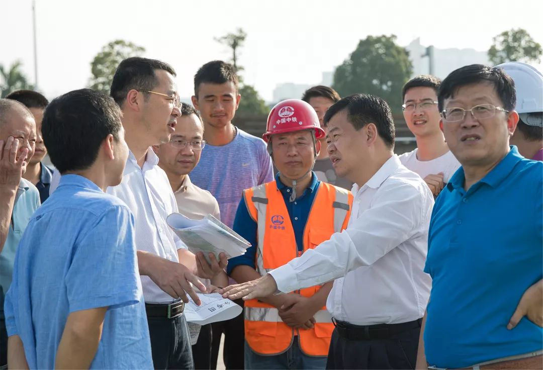 常务副区长双德会,市,区相关部门负责同志及沙井街道党工委书记詹辉