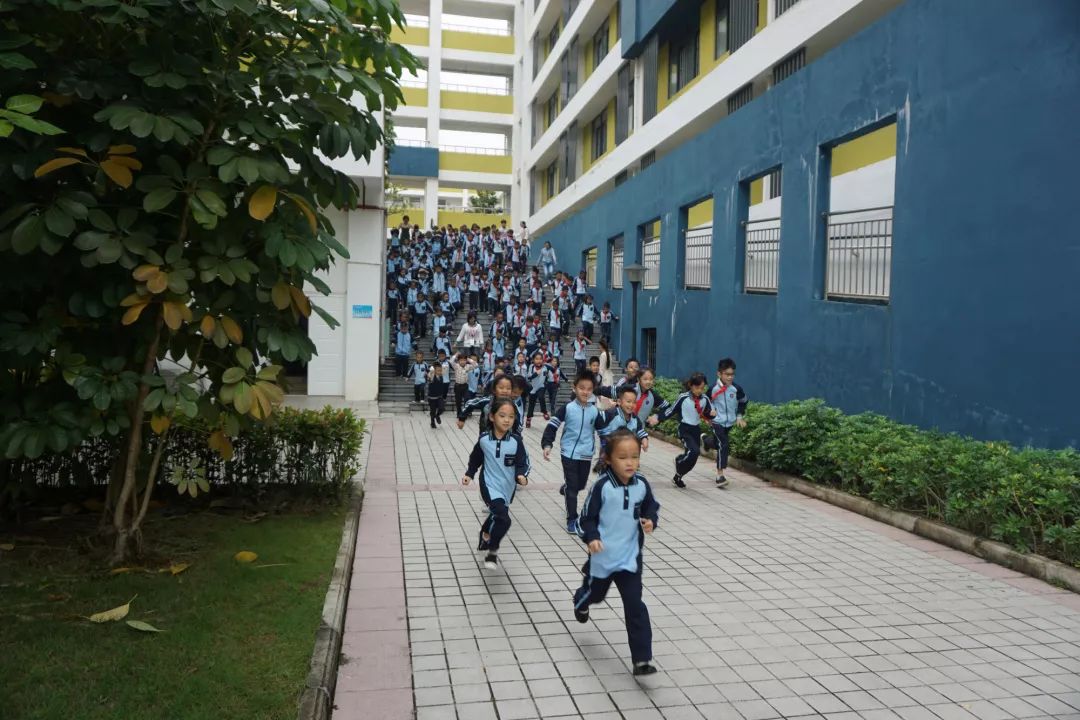 预防踩踏应急避险南宁市明秀东路小学开展2018年秋季学期防踩踏安全