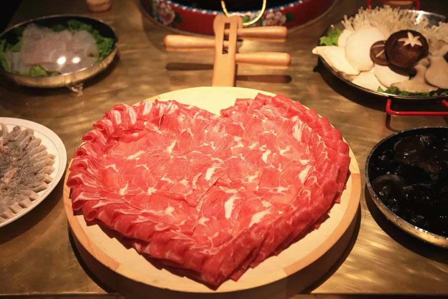 火锅店刨肉摆盘图片图片