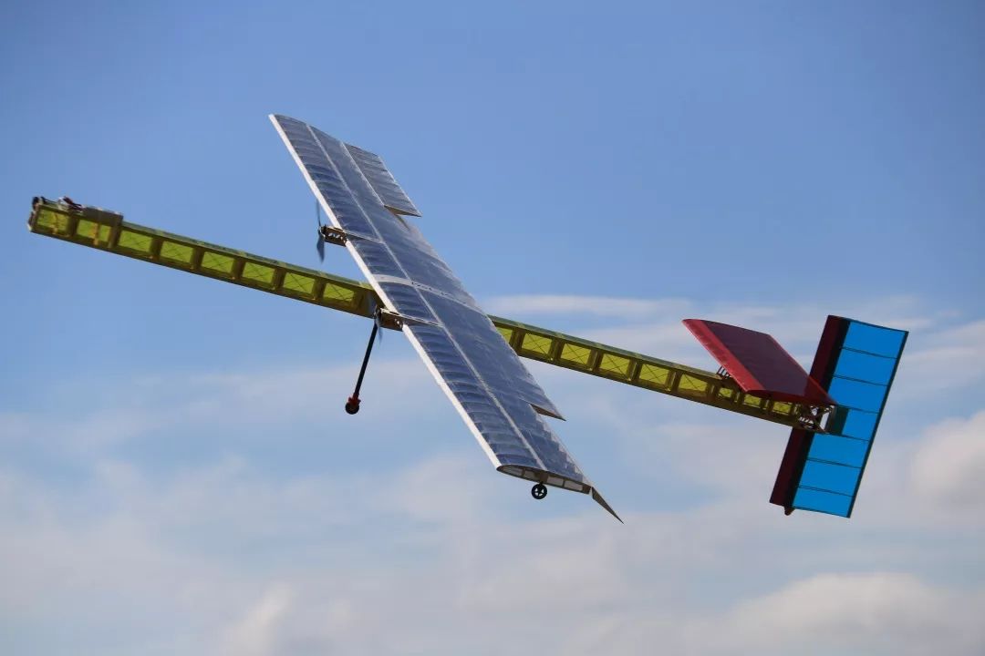 激烈赛事98太阳能飞机的制作98太阳能飞机是指将太阳辐射能量转化