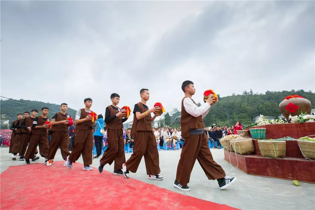 仡佬小伙上咂酒唐正摄据悉,为弘扬传承民族文化,响应中央举办中国农民