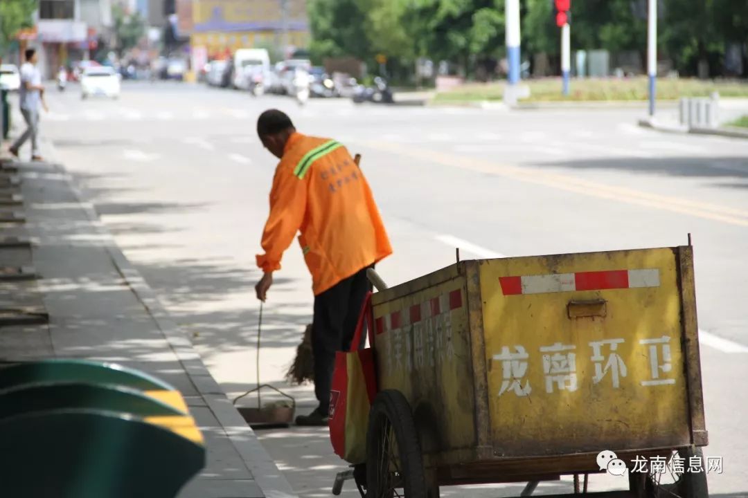 ta們滿頭白髮還在龍南掃大街,卻依舊笑對生活!_環衛工人