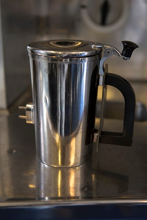 美國空軍三年來採購易碎咖啡杯，每個近一千三百刀 國際 第1張