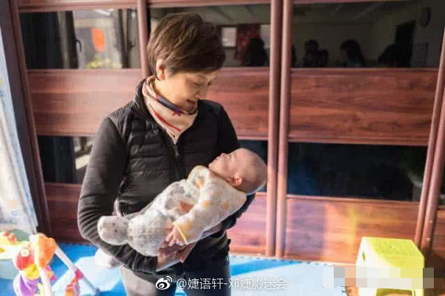 邓婕领养一女图片