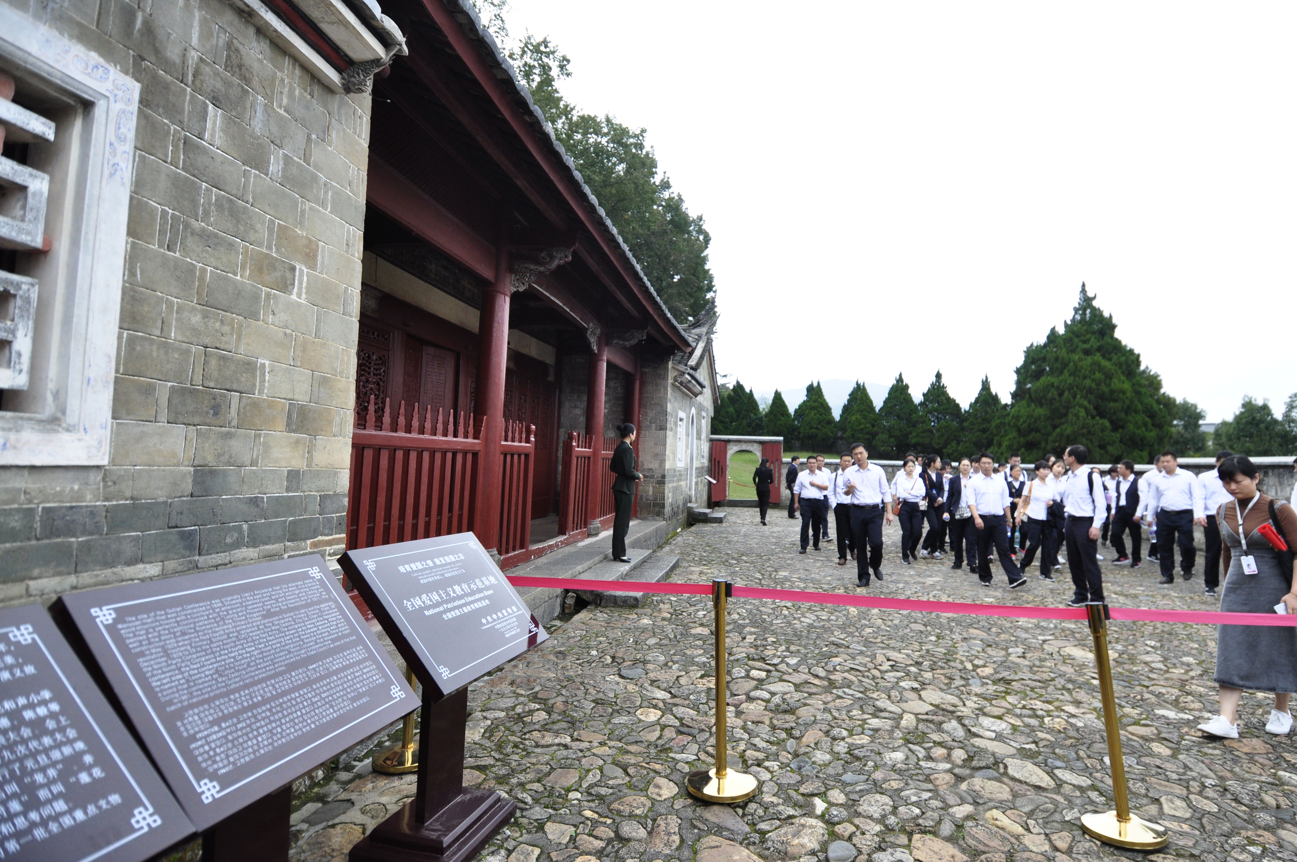 福建上杭游客穿着红军服参观古田会议会址接受革命传统教育