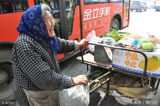 老伴去世10年,她獨自靠推車賣菜維生,每天中午啃饅頭和鹹菜充飢