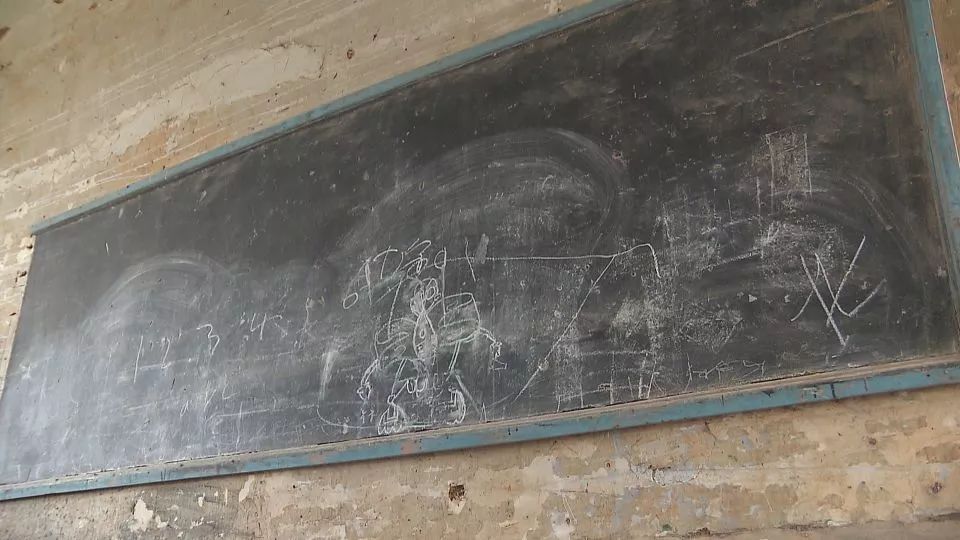 上世纪80年代:木制黑板——版面光滑不易写字长沙县春华中学教师 杨广