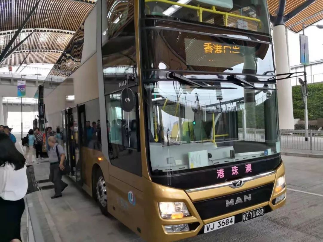 正式通車!第一輛穿梭巴士駛上港珠澳大橋,首位旅客是他