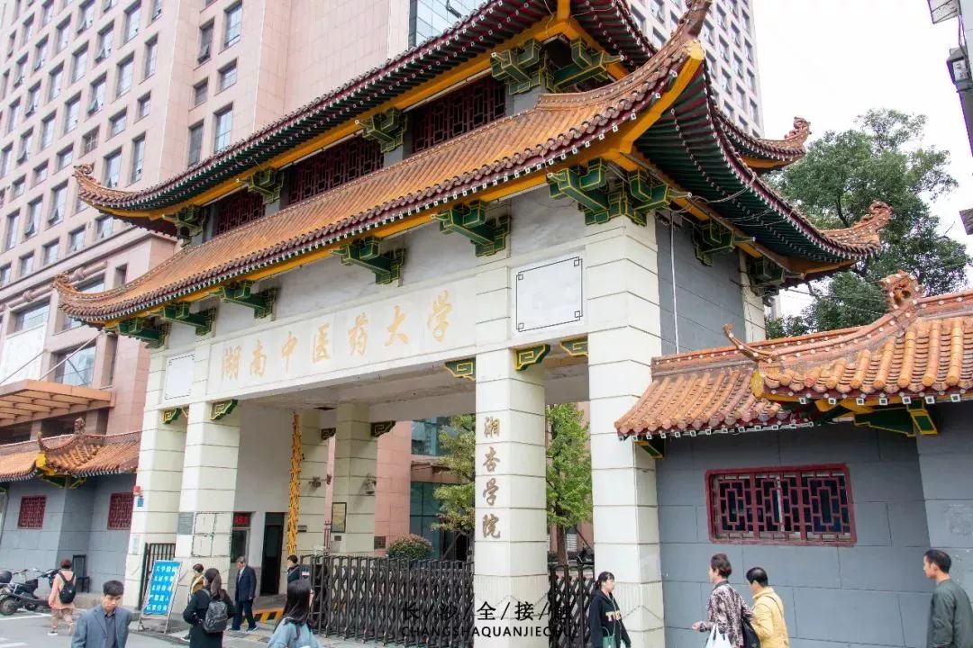 坐落在東塘的是湖南中醫藥大學的湘杏學院,不知是否是因為校園內的