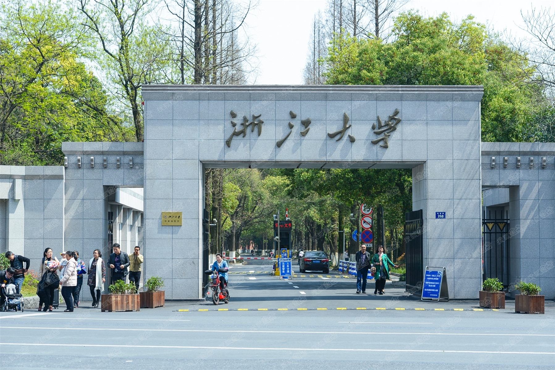 浙江大學的綜合實力在全國處於領先地位,僅次於清華大學,北京大學.