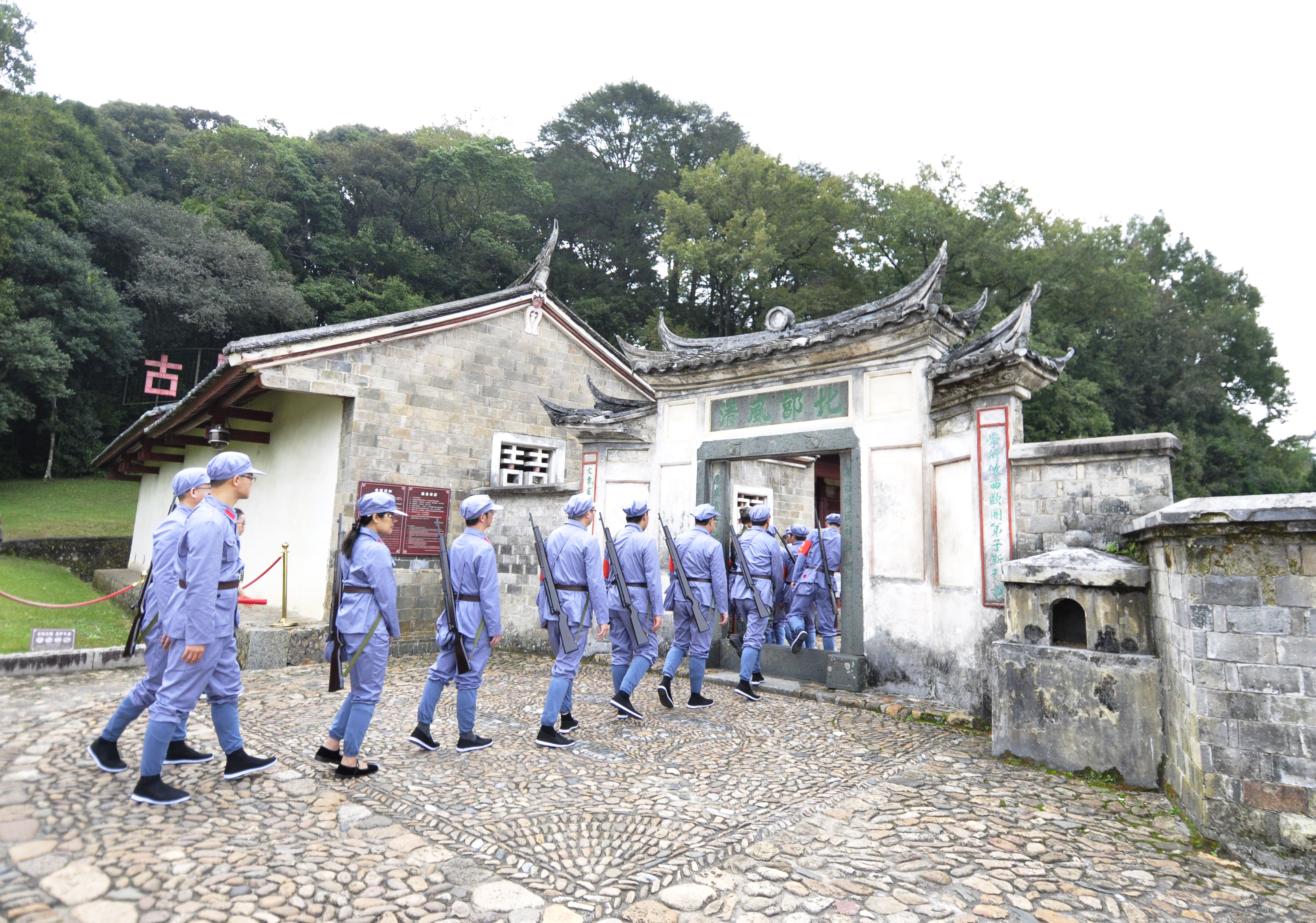 福建上杭游客穿着红军服参观古田会议会址接受革命传统教育