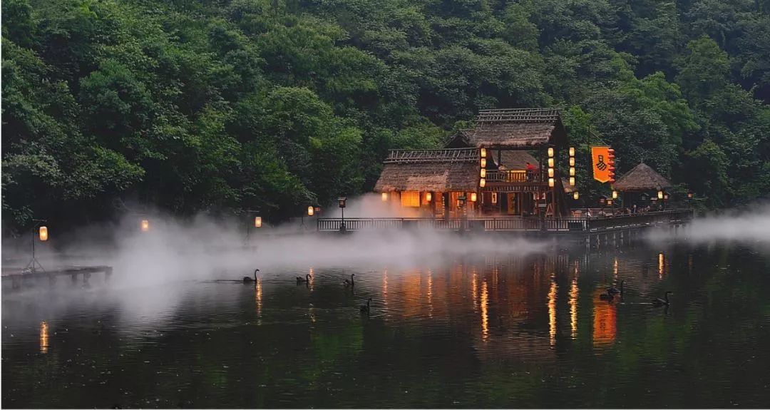 氣勢恢宏的古建築群,碧波萬頃的太極聖水,玄妙飄靈的武當武術和獨樹一