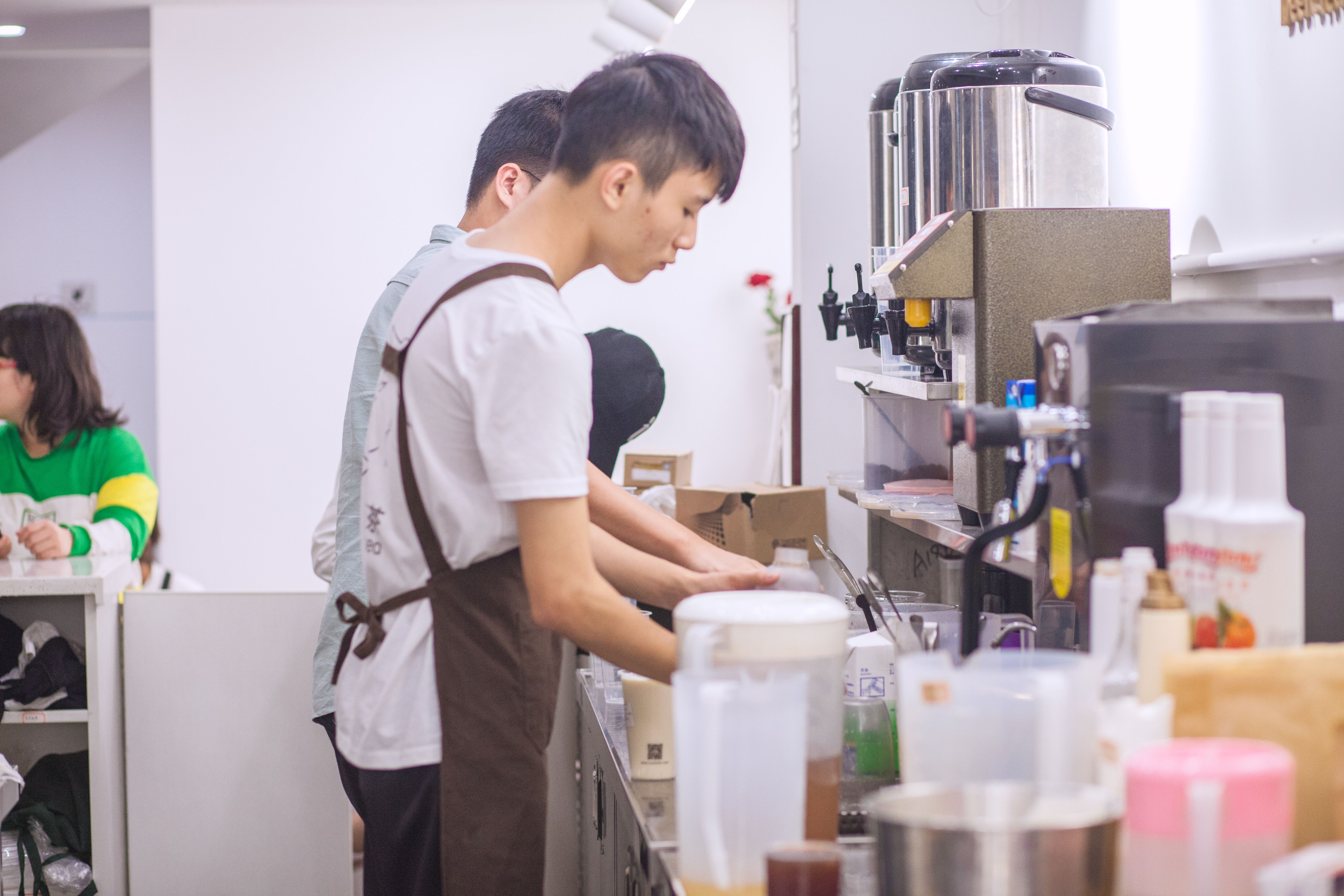 奶茶店工作照片高清图片