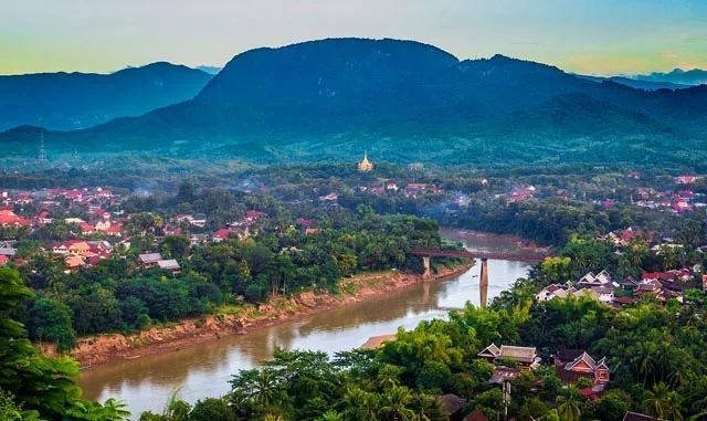 琅勃拉邦游览 老挝11月-次年3月是老挝旅行的最佳时间,气候最为凉爽