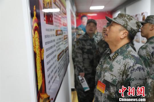 武汉警备区司令员何松利大校围绕"民兵调整改革"作典型交流发言,为