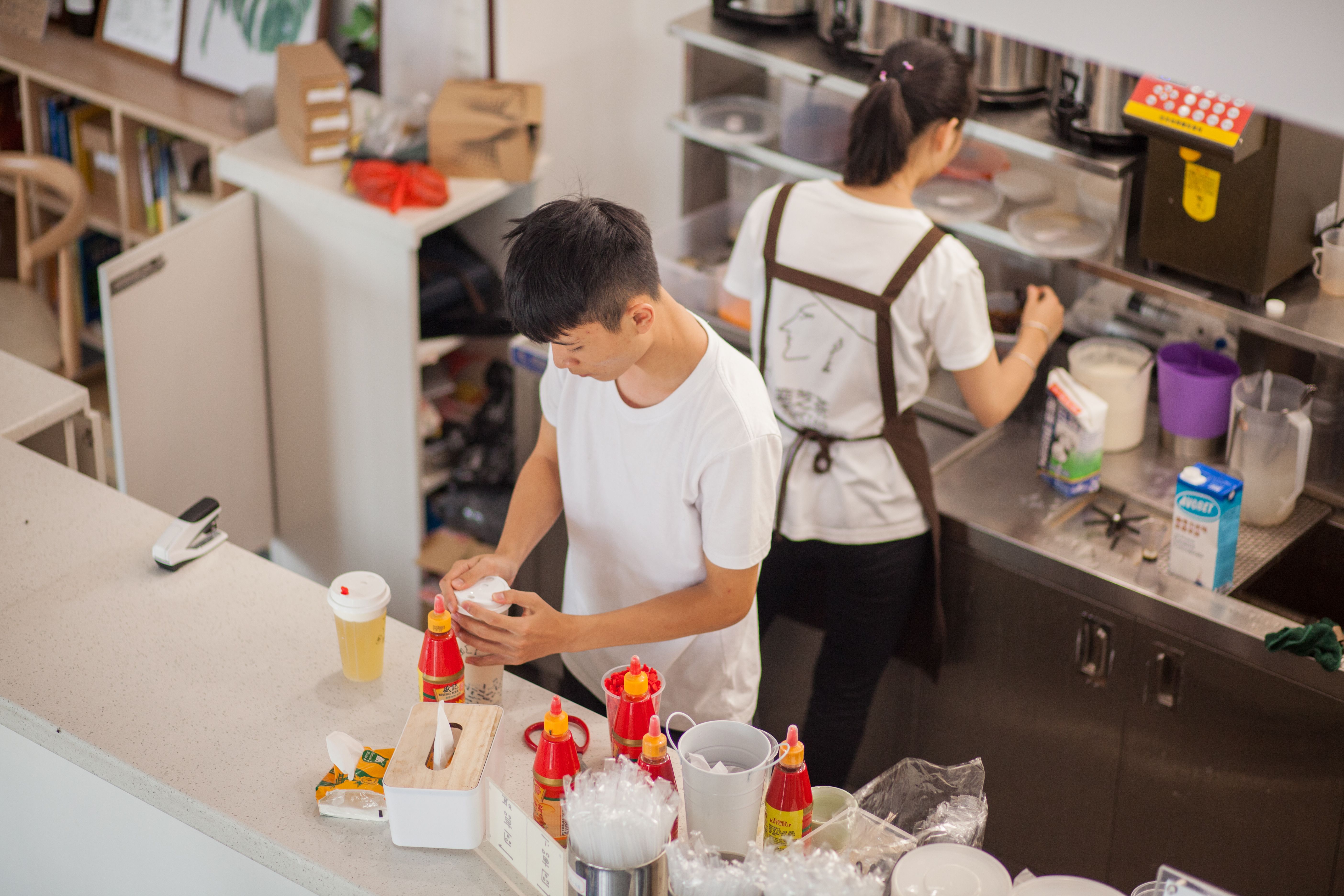 奶茶店工作照片高清图片