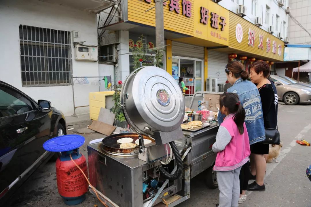 在马路对面看见了又一辆三轮车,卖的也是饼,却是缙云烧饼