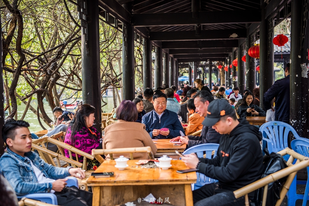 成都最有名的公园密密麻麻都是喝茶的人场景堪比国庆长假