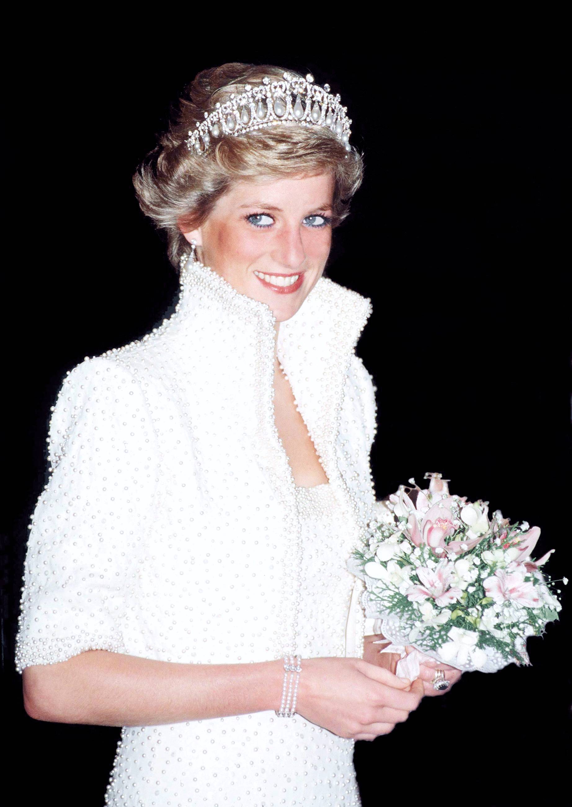 凯特王妃罕见旧照,图3笑容甜美,图4与威廉王子的结婚照