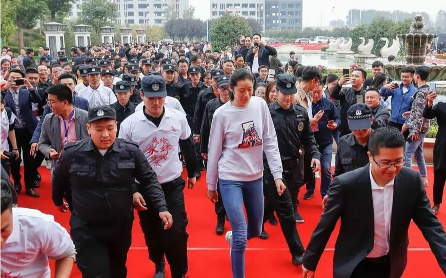 冠军待遇!朱婷回家提房上百保安前呼后拥 婷队c位大长腿女王范