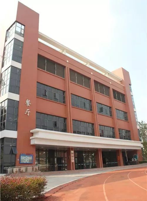 廣州市鐵一中學番禺校區餐廳是一棟獨立的5層小樓,位於操場邊上,二