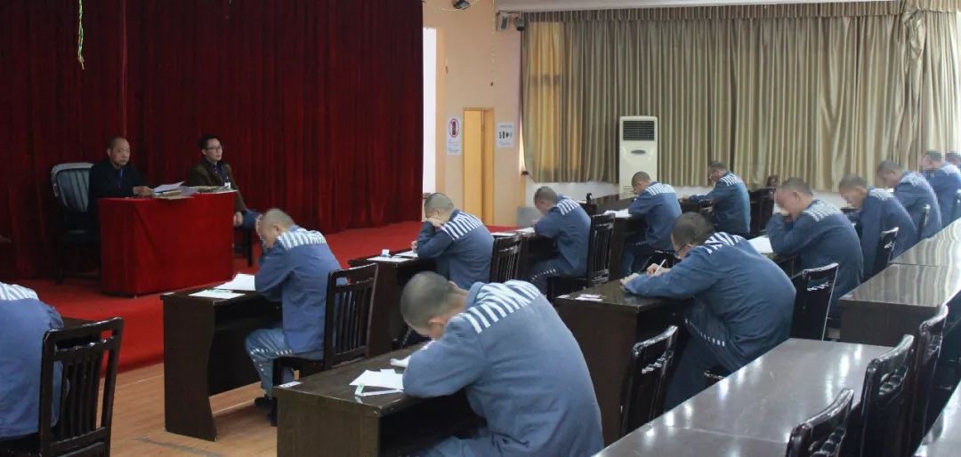 10月20日至21日,在垫江监狱教育中心多功能厅,15名服刑人员如期参加了