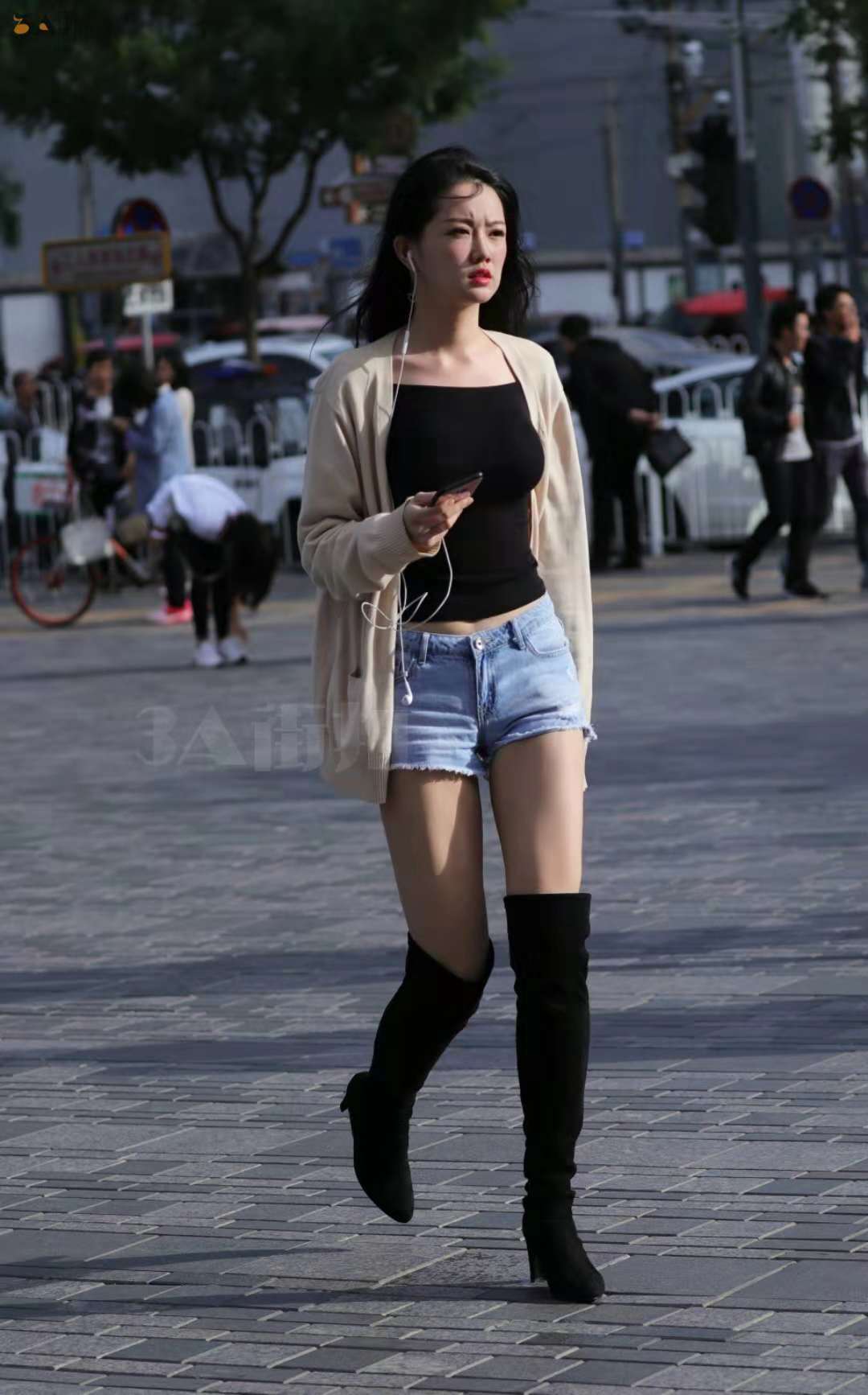 北京街拍：肉色丝袜搭配黑色过膝靴，美丽女人又时尚吸睛|肉色|过膝靴|小姐姐_新浪新闻
