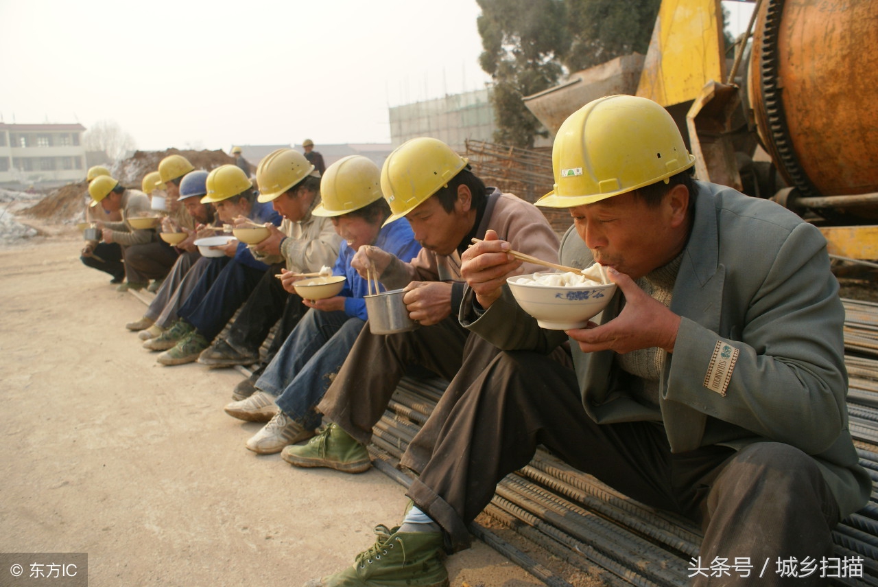 农民工吃饭心酸图片